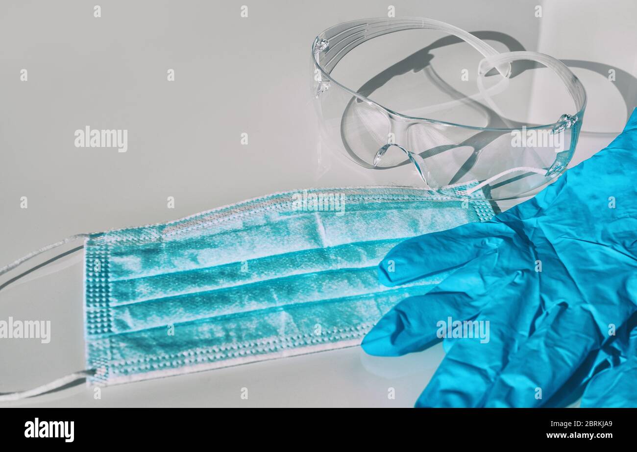 Masque, gants, lunettes PPE pour les travailleurs de la santé de protection COVID-19. Manque d'équipement de protection individuelle pour le coronavirus. Banque D'Images