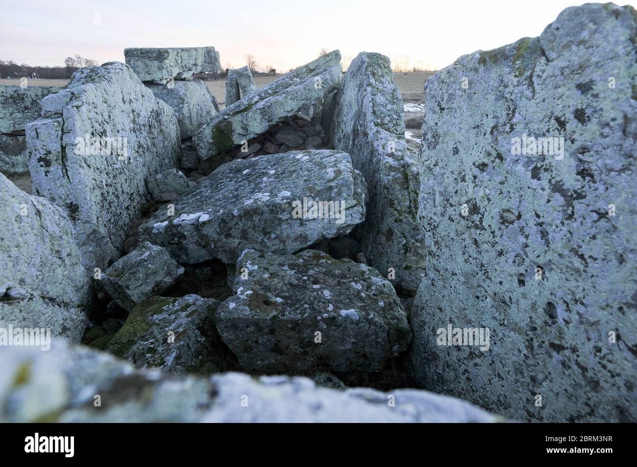 Néolithique Girommen passage tombe, le plus grand cimetière de Ekornavallen ancien lieu de sépulture du Néolithique, âge de bronze et âge de fer (3300 avant J.-C. à Banque D'Images