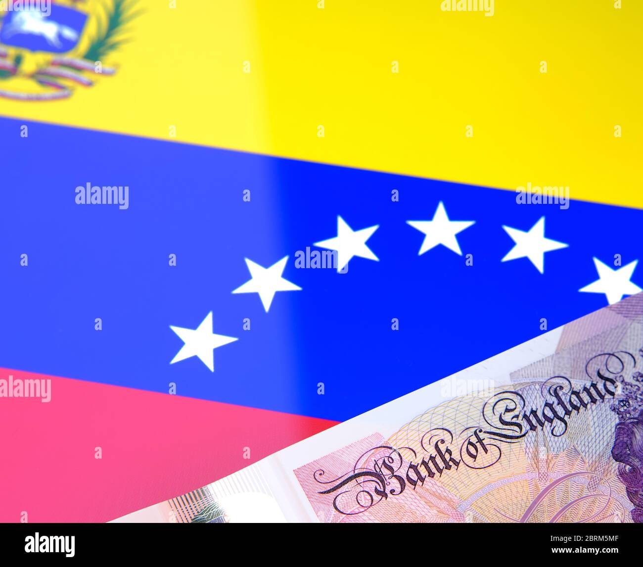 Des mots de la Banque d'Angleterre apparaissent sur le document et le drapeau du Venezuela sur le fond. Photo de concept pour l'actualité que le Venezuela emmène la Banque d'Angleterre à Cour Banque D'Images