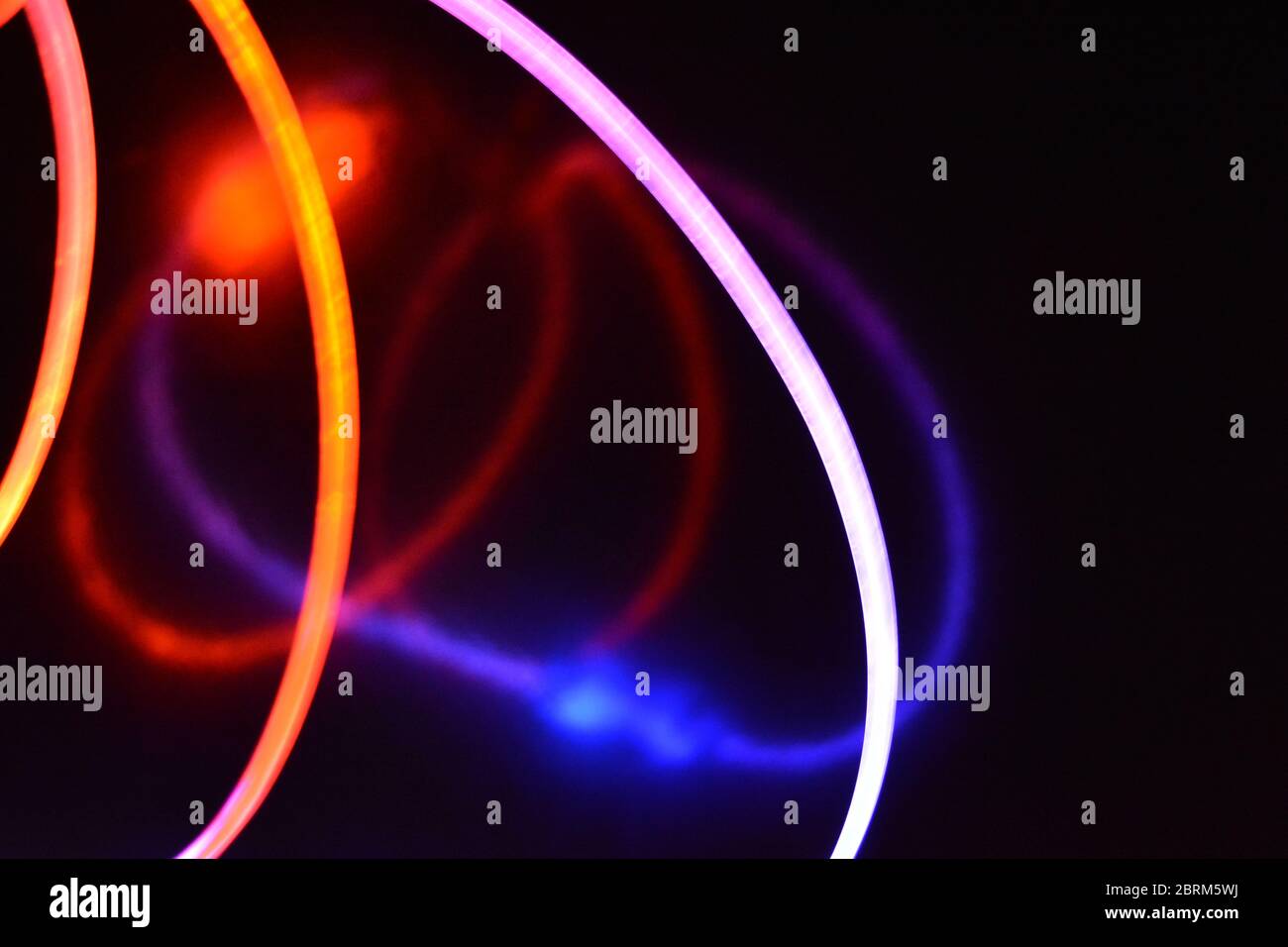 Fil lumineux orange et bleu, un fil de guidage de lumière avec différentes transmissions de lumière, spectre de lumière et effets de lumière situés dans un état chaotique. Banque D'Images