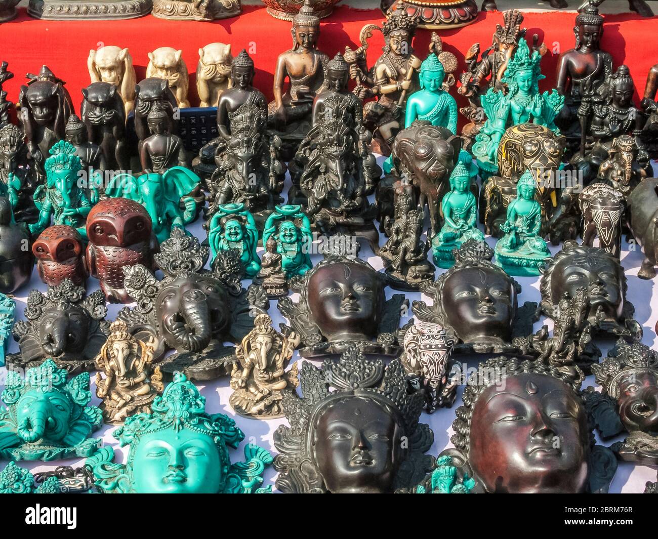 Katmandou, Patan. Scènes de rue colorées aux stands de souvenirs touristiques dans et autour du quartier de Patan à Katmandou. Banque D'Images