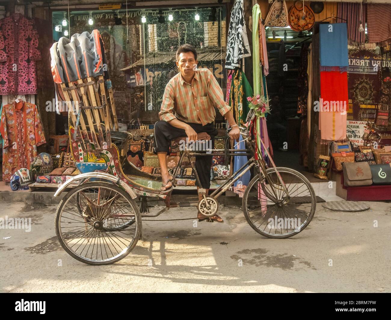 Katmandou, Patan. Scènes de rue colorées avec des conducteurs de pousse-pousse ou est-ce des pédalos dans et autour du quartier de Patan à Katmandou. Banque D'Images