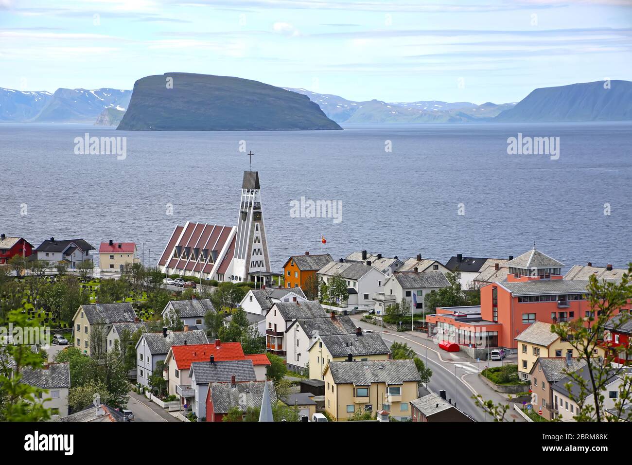 Ville de Hammerfest avec la cathédrale, les montagnes et les fjords en arrière-plan. Hammerfest est la ville la plus au nord du monde avec plus de 10,000 pouces Banque D'Images