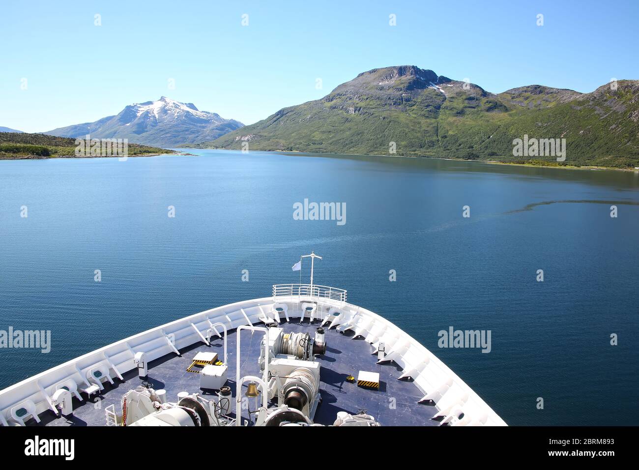 Pont et garde-corps d'un navire lorsqu'il navigue sur fjords, îles et passages intérieurs ; Andfjorden et Vestfjorden, entre Bodo et Hammerfest, Norvège. Banque D'Images