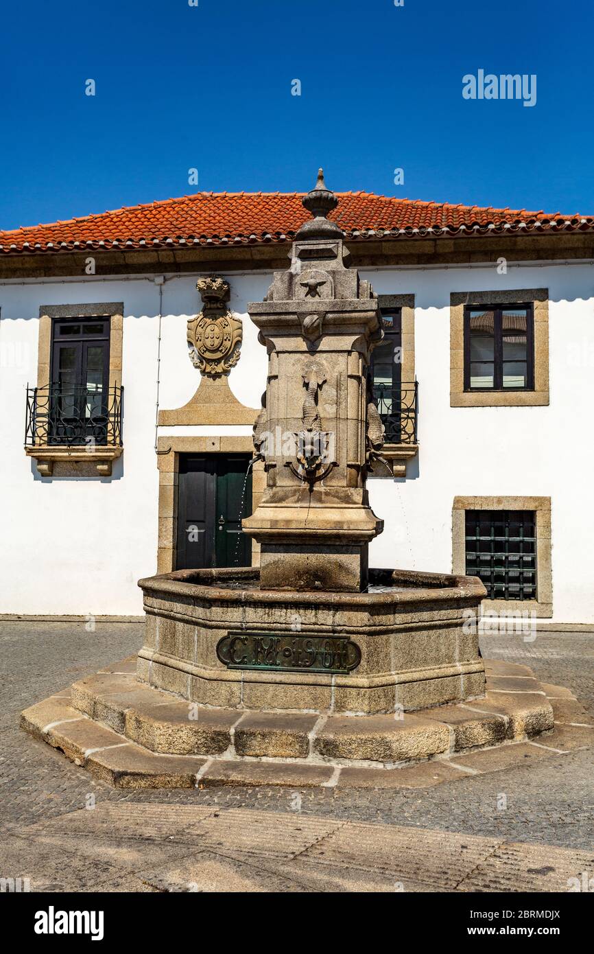 Détail de la fontaine publique construite en 1901, dans la ville d'Arouca, Aveiro, Portugal Banque D'Images