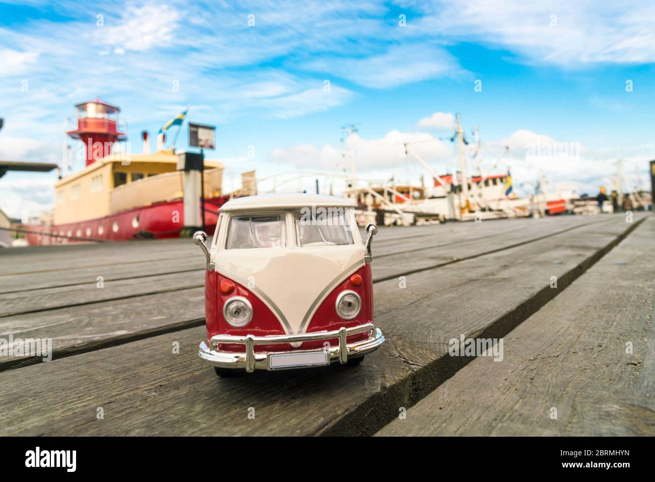 Vintage miniatur Volkswagen mini bus campeur extérieur dans une atmosphère urbaine Banque D'Images