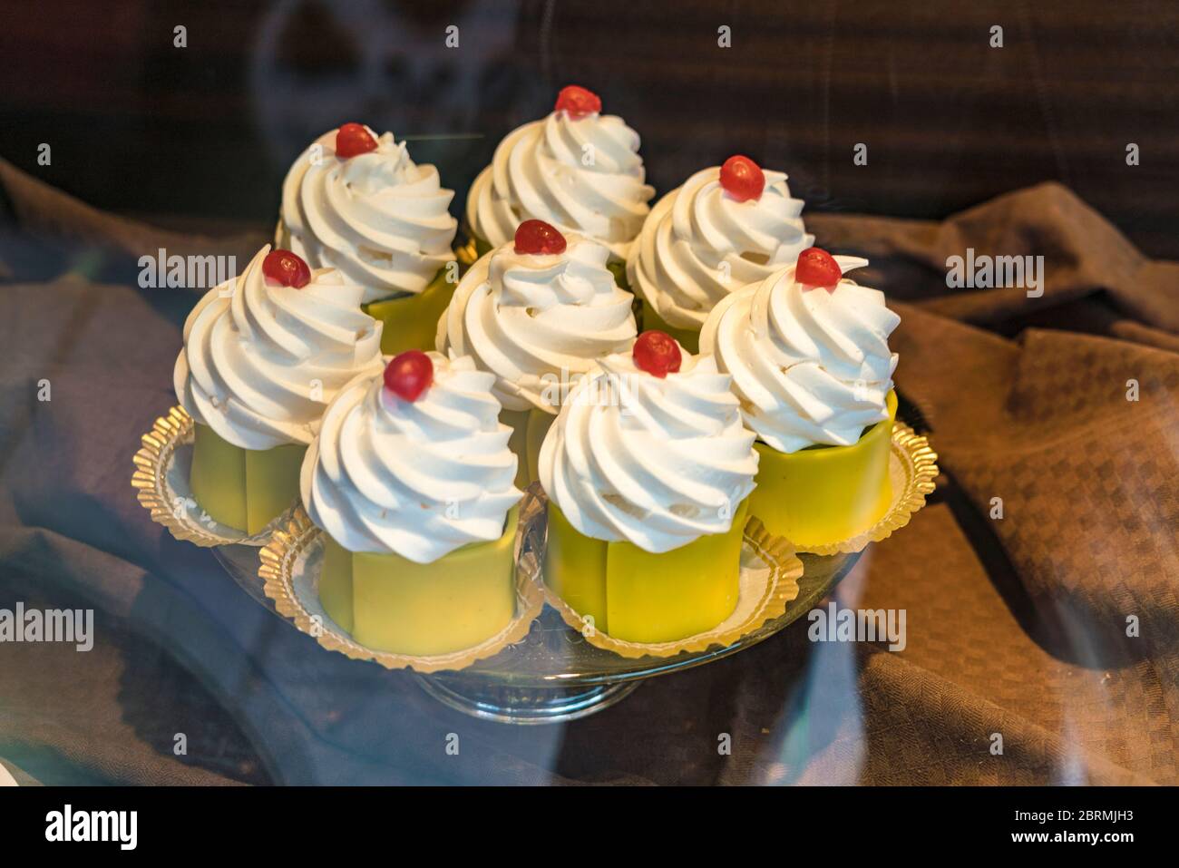 Les pasteurs suédois meringues dans une boulangerie Banque D'Images