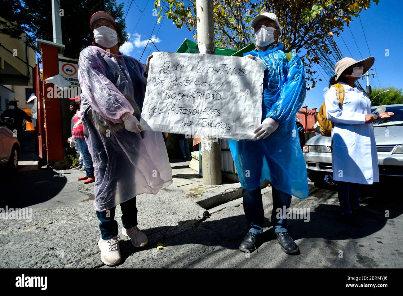 La Paz, LA PAZ, Bolivie. 18 mai 2020. Les médecins protestent à l'extérieur de l'hôpital public le plus dangereux de la Paz, en Bolivie, demandant que davantage d'articles puissent travailler dans les hôpitaux et les équipements de protection contre les risques biologiques. En Bolivie, les médecins ont des problèmes avec le gouvernement et les populations. Les forces armées contrôlent la ville et maintiennent des points de contrôle organisés de façon stratégique. Les gens ont le droit d'obtenir de la nourriture une fois par semaine, selon le dernier numéro sur leur ID crédit: Christian Lombardi/ZUMA Wire/Alamy Live News Banque D'Images