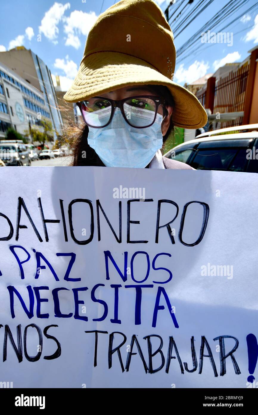 La Paz, LA PAZ, Bolivie. 18 mai 2020. Les médecins protestent à l'extérieur de l'hôpital public le plus dangereux de la Paz, en Bolivie, demandant que davantage d'articles puissent travailler dans les hôpitaux et les équipements de protection contre les risques biologiques. En Bolivie, les médecins ont des problèmes avec le gouvernement et les populations. Les forces armées contrôlent la ville et maintiennent des points de contrôle organisés de façon stratégique. Les gens ont le droit d'obtenir de la nourriture une fois par semaine, selon le dernier numéro sur leur ID crédit: Christian Lombardi/ZUMA Wire/Alamy Live News Banque D'Images