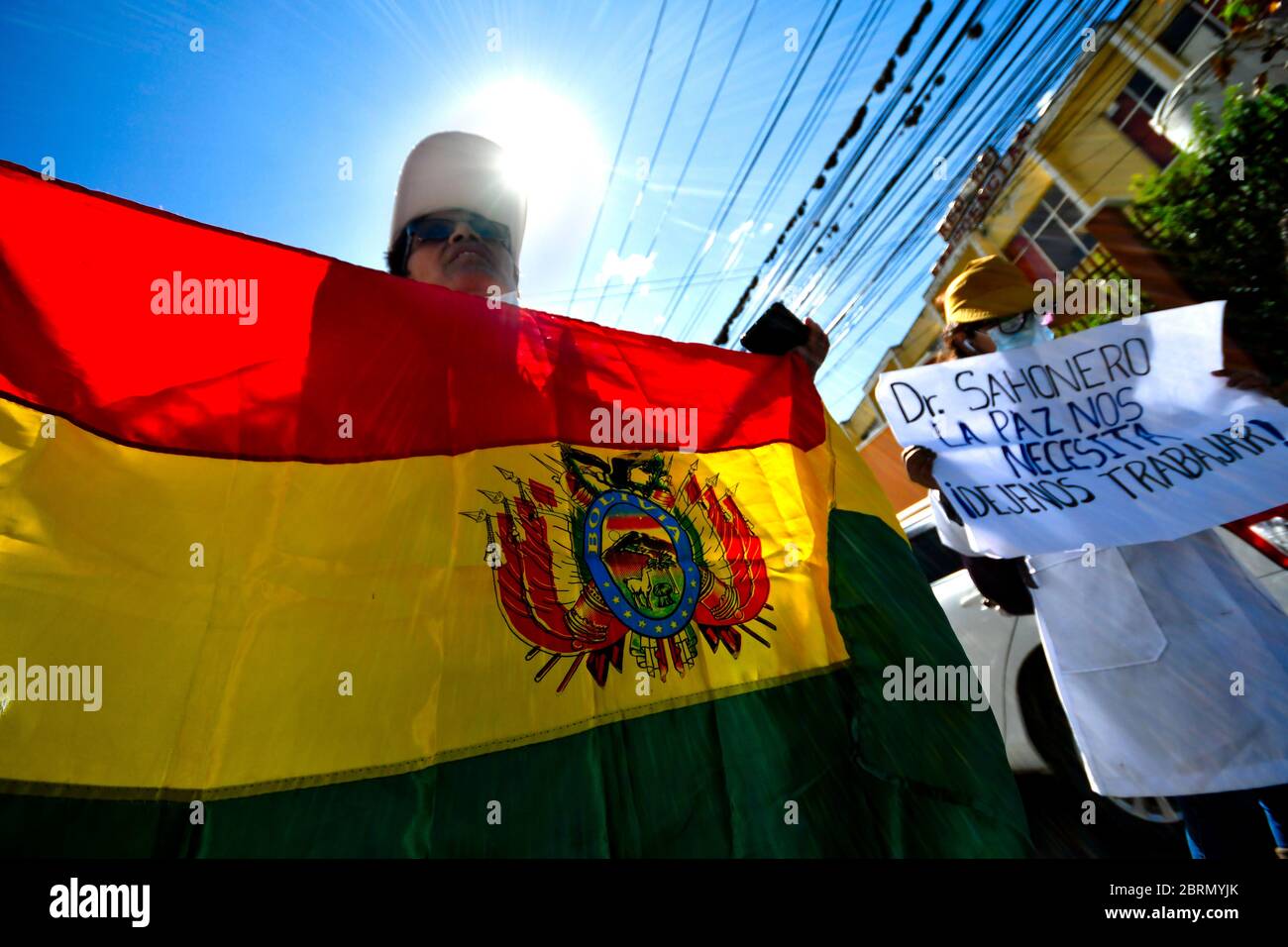 La Paz, LA PAZ, Bolivie. 18 mai 2020. Les médecins protestent à l'extérieur de l'hôpital public le plus dangereux de la Paz, en Bolivie, demandant que davantage d'articles puissent travailler dans les hôpitaux et les équipements de protection contre les risques biologiques. En Bolivie, les médecins ont des problèmes avec le gouvernement et les populations. Les forces armées contrôlent la ville et maintiennent des points de contrôle organisés de façon stratégique. Les gens ont le droit d'obtenir de la nourriture une fois par semaine, selon le dernier numéro sur leur ID crédit: Christian Lombardi/ZUMA Wire/Alamy Live News Banque D'Images
