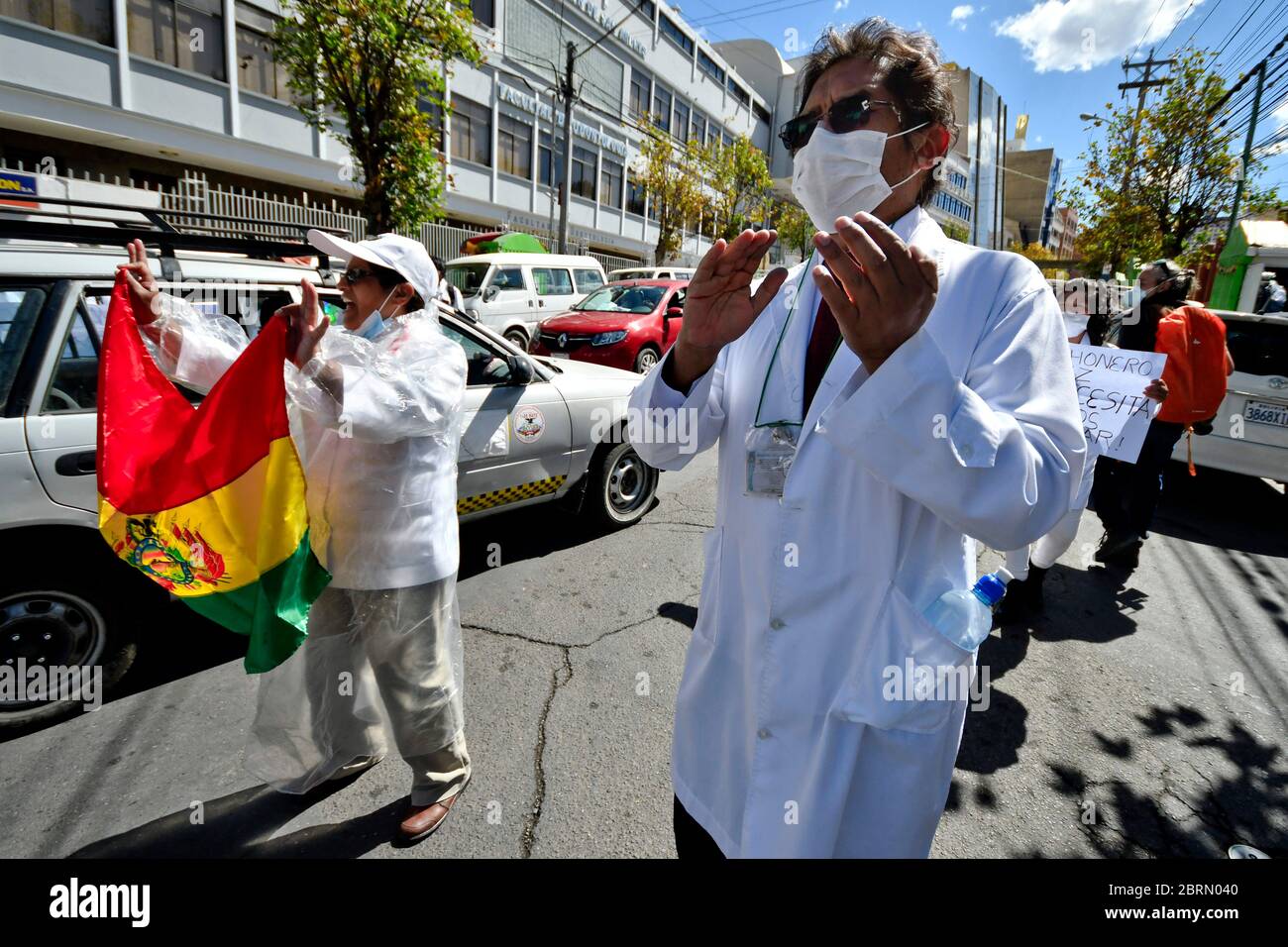 La Paz, LA PAZ, Bolivie. 18 mai 2020. Les médecins protestent à l'extérieur de l'hôpital public le plus dangereux de la Paz, en Bolivie, demandant que davantage d'articles puissent travailler dans les hôpitaux et les équipements de protection contre les risques biologiques. En Bolivie, les médecins ont des problèmes avec le gouvernement et les populations. Les forces armées contrôlent la ville et maintiennent des points de contrôle organisés de façon stratégique. Les gens ont le droit d'obtenir de la nourriture une fois par semaine, selon le dernier numéro sur leur ID crédit: Christian Lombardi/ZUMA Wire/Alamy Live News Banque D'Images