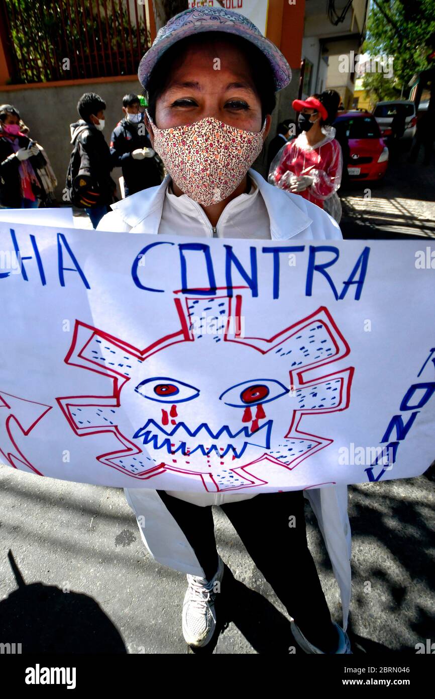 La Paz, LA PAZ, Bolivie. 18 mai 2020. Les médecins protestent à l'extérieur de l'hôpital public le plus dangereux de la Paz, en Bolivie, demandant que davantage d'articles puissent travailler dans les hôpitaux et les équipements de protection contre les risques biologiques. En Bolivie, les médecins ont des problèmes avec le gouvernement et les populations. Les forces armées contrôlent la ville et maintiennent des points de contrôle organisés de façon stratégique. Les gens ont le droit d'obtenir de la nourriture une fois par semaine, selon le dernier numéro sur leur ID crédit: Christian Lombardi/ZUMA Wire/Alamy Live News Banque D'Images