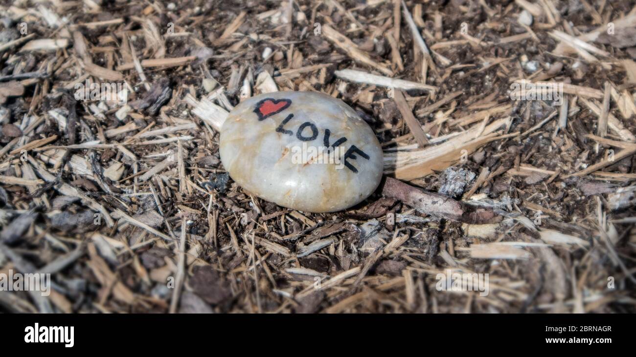 Messages de gratitude sur les petites roches autour de l'hôpital. Banque D'Images
