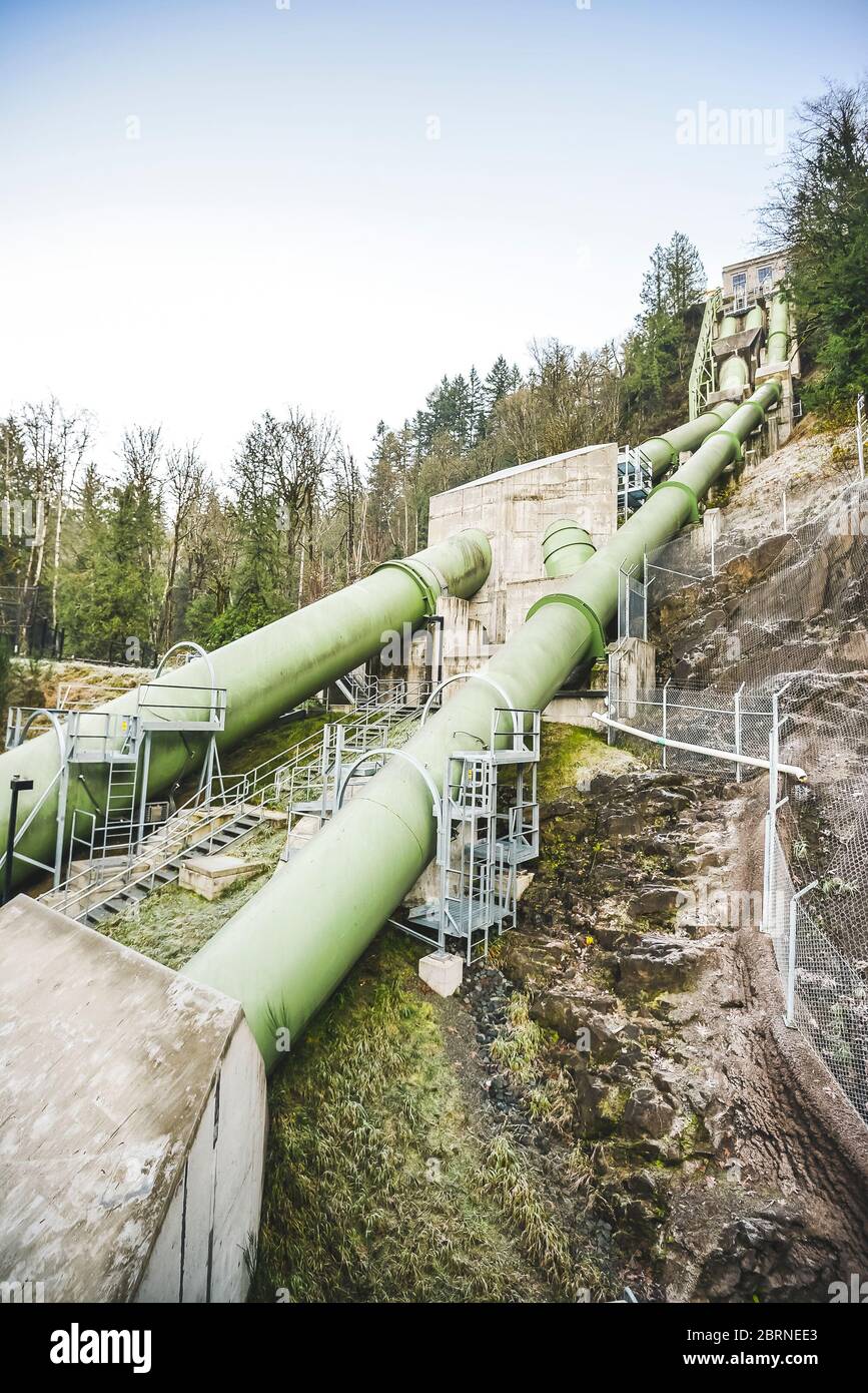 double papier de plume vert pour le transfert beaucoup d'eau pour générer de l'énergie électrique. Banque D'Images