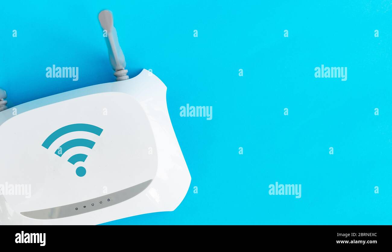 Réseau d'actualité et technologie Internet: Vue de dessus routeur sans fil modem commutateur sur fond bleu avec espace de copie. Concept de service technologique Banque D'Images