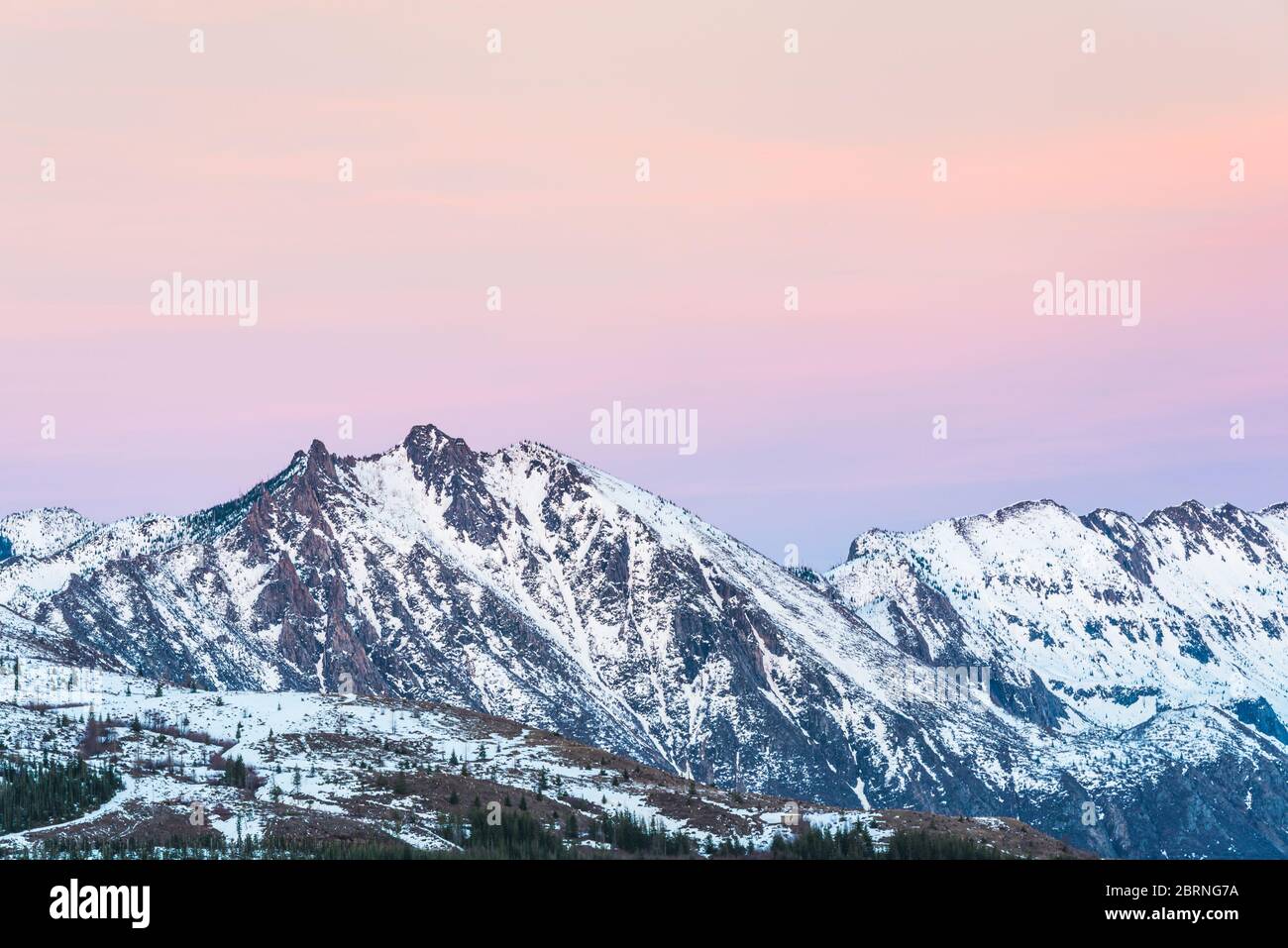 Vue panoramique de mt St Helens avec neige couverte en hiver quand le coucher du soleil, Mount St. Helens National Volcanic Monument, Washington, usa. Banque D'Images
