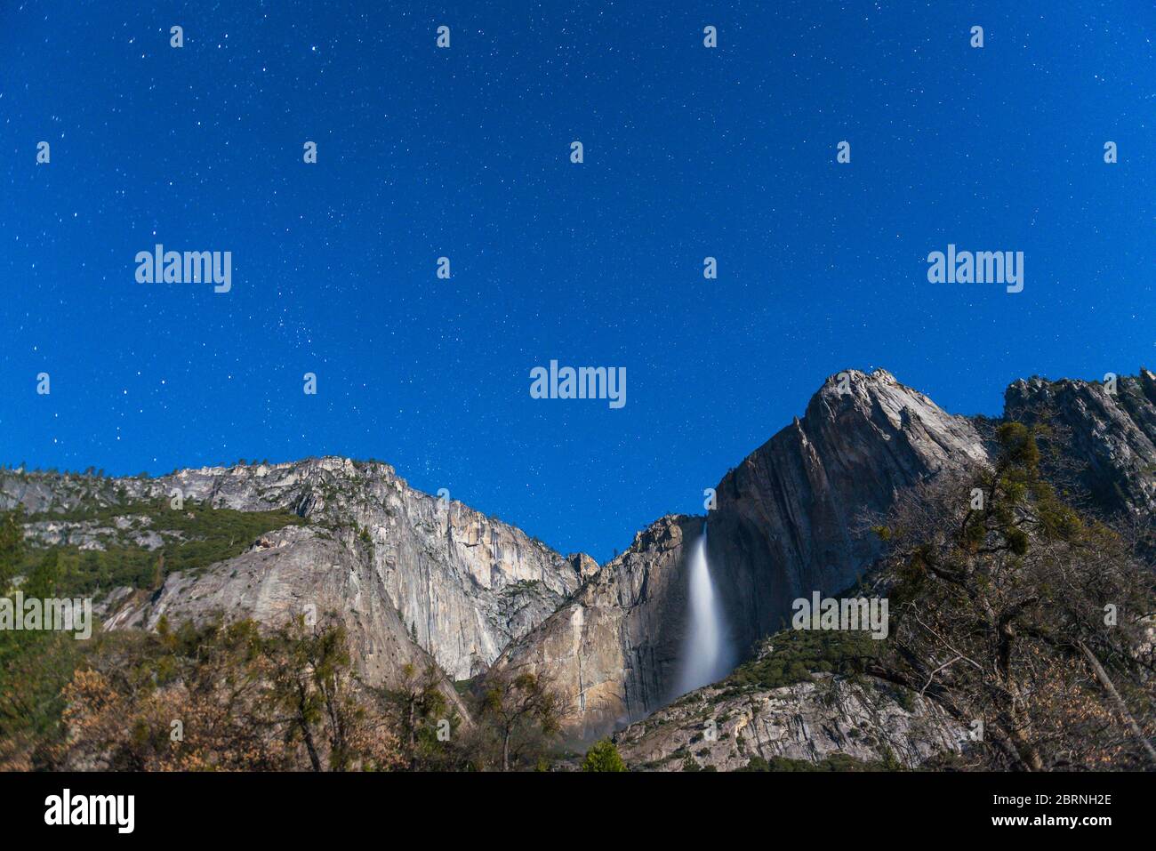 Scène de l'automne supérieur avec ciel et étoile la nuit en pleine lune, parc national de Yosemite, Californie, états-unis. Banque D'Images