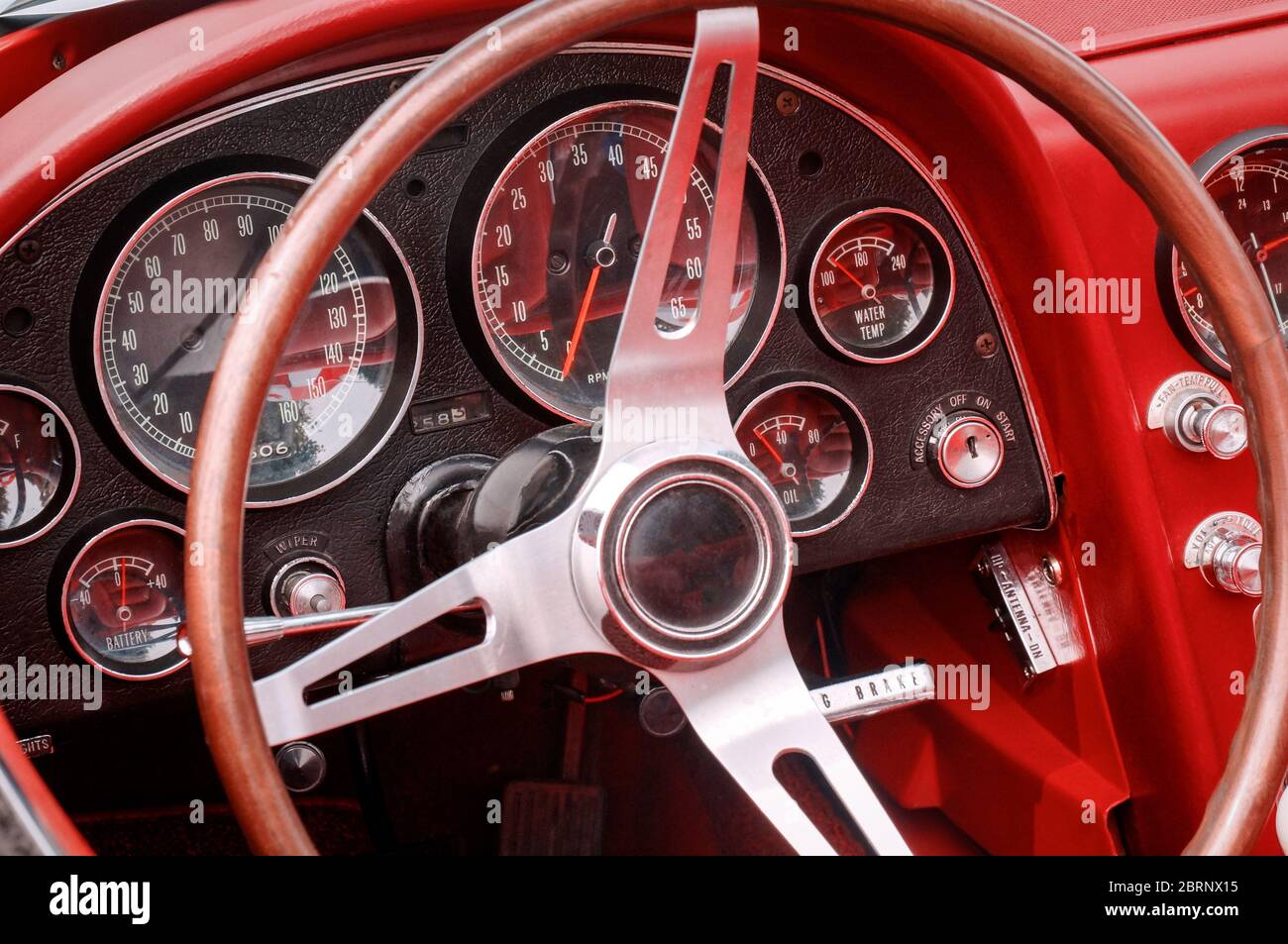 Partie intérieure avec volant, indicateur de vitesse, régime, carburant, température de l'huile, température de l'eau et boutons sur le panneau avant du temporisateur d'huile rouge Banque D'Images