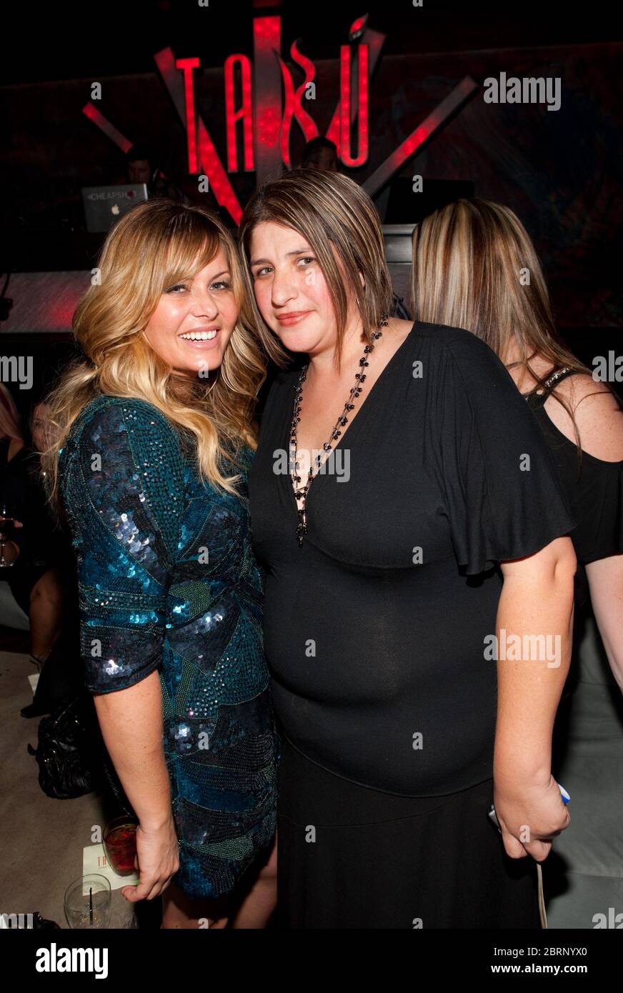 Nicole Eggert et sa sœur Avril Eggert photographié à Nicole Eggert's 38e anniversaire et la célébration de sa prochaine apparition sur VH1 Celebrity Fit Club à TABU Lounge Ultra au MGM Grand Resort à Las Vegas, NV le 30 janvier 2010. © Crédit : Digital / MediaPunch ***EXCLUSIVITÉ*** Banque D'Images