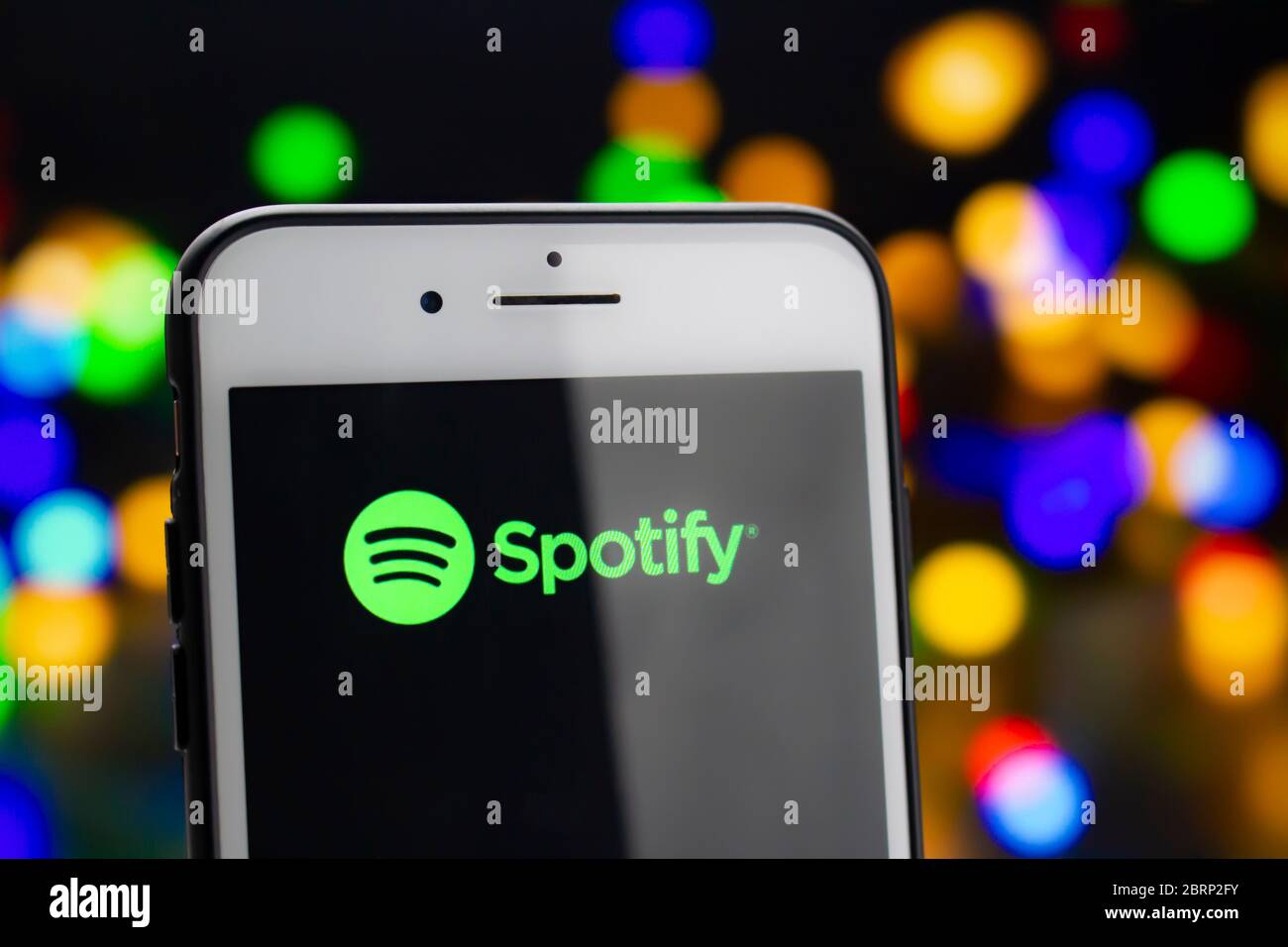 Calgary, Alberta, Canada. 21 mai 2020. Un iPhone plus blanc avec le logo Spotify à l'écran Banque D'Images