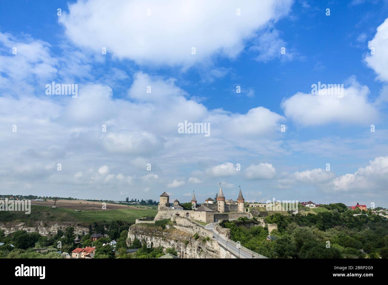 Ancien château médiéval ruthène-lituanien situé dans la ville historique de Kamianets-Podilskyi, en Ukraine. Dominez le Smotrych R environnant Banque D'Images