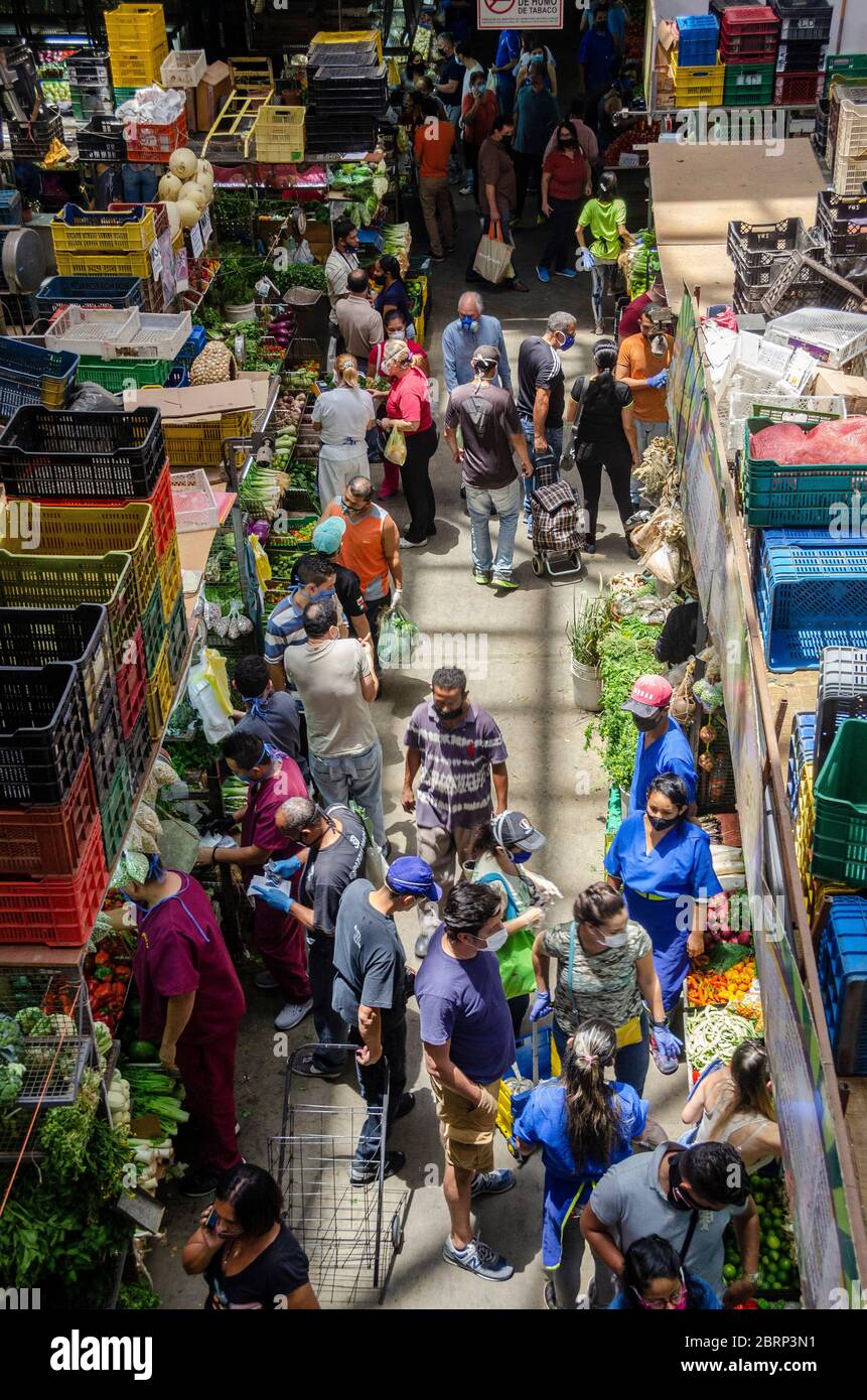Les Vénézuéliens achètent sur le marché municipal de Chacao, de la nourriture, des fruits et des légumes, en utilisant l'embout obligatoire depuis le début de la quarantaine Banque D'Images