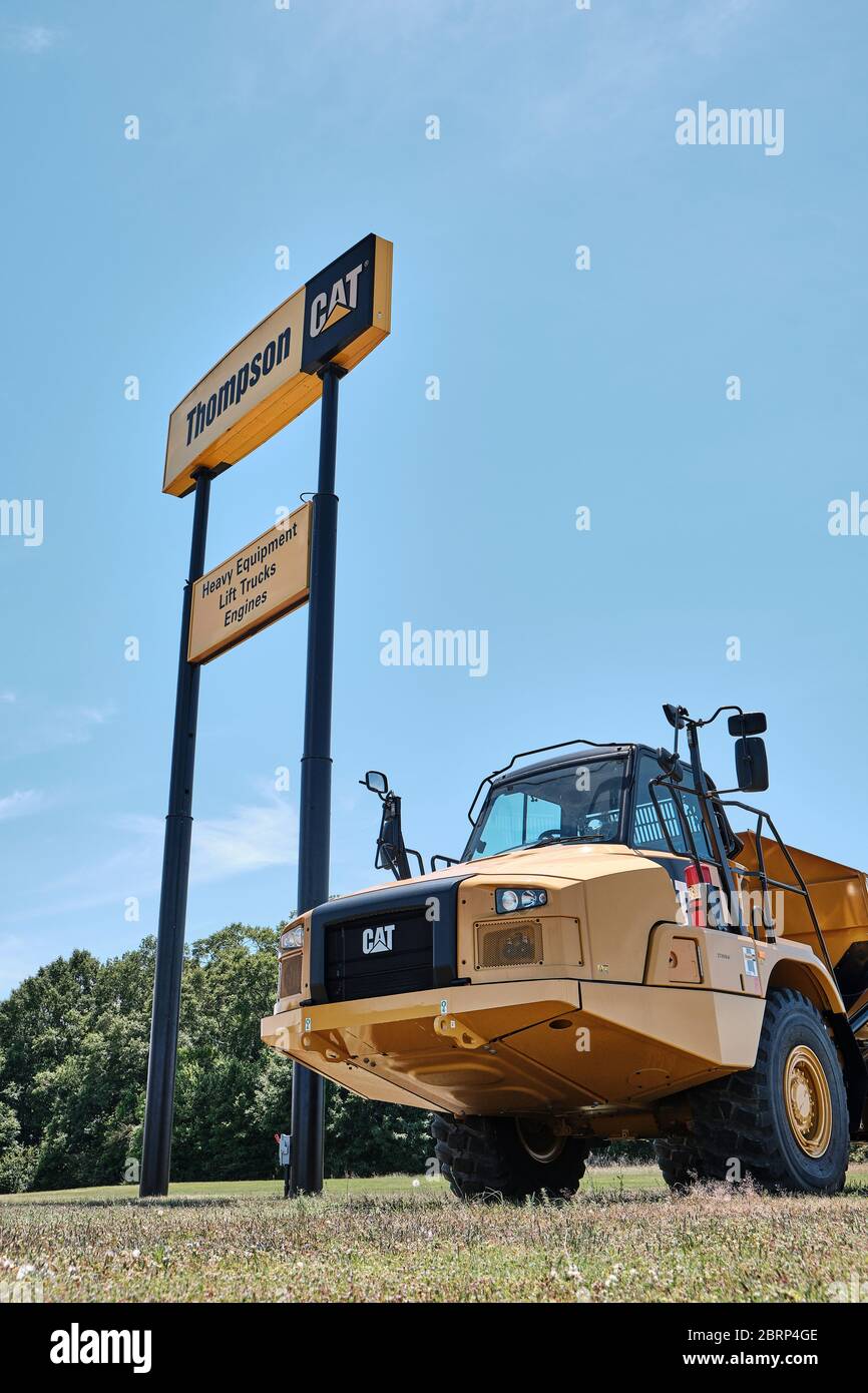 Nouveau moteur de terrassement articulé CAT 725C2 exposé devant un terrain de vente d'équipements lourds Caterpillar à Montgomery, Alabama, États-Unis. Banque D'Images