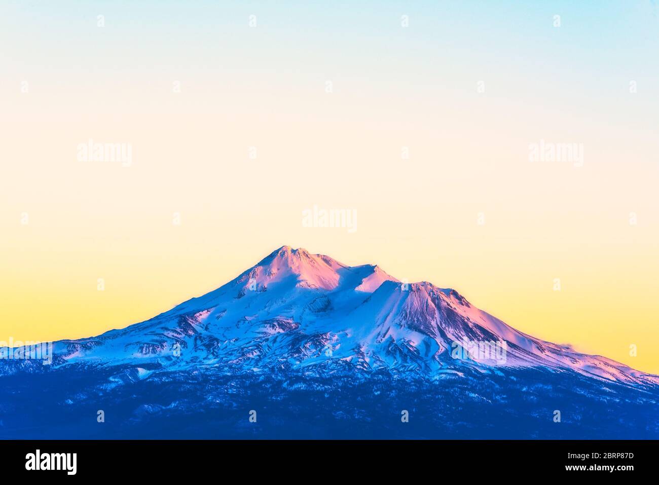 Vue panoramique du mont Shesta quand le coucher du soleil en Californie, USA. Banque D'Images