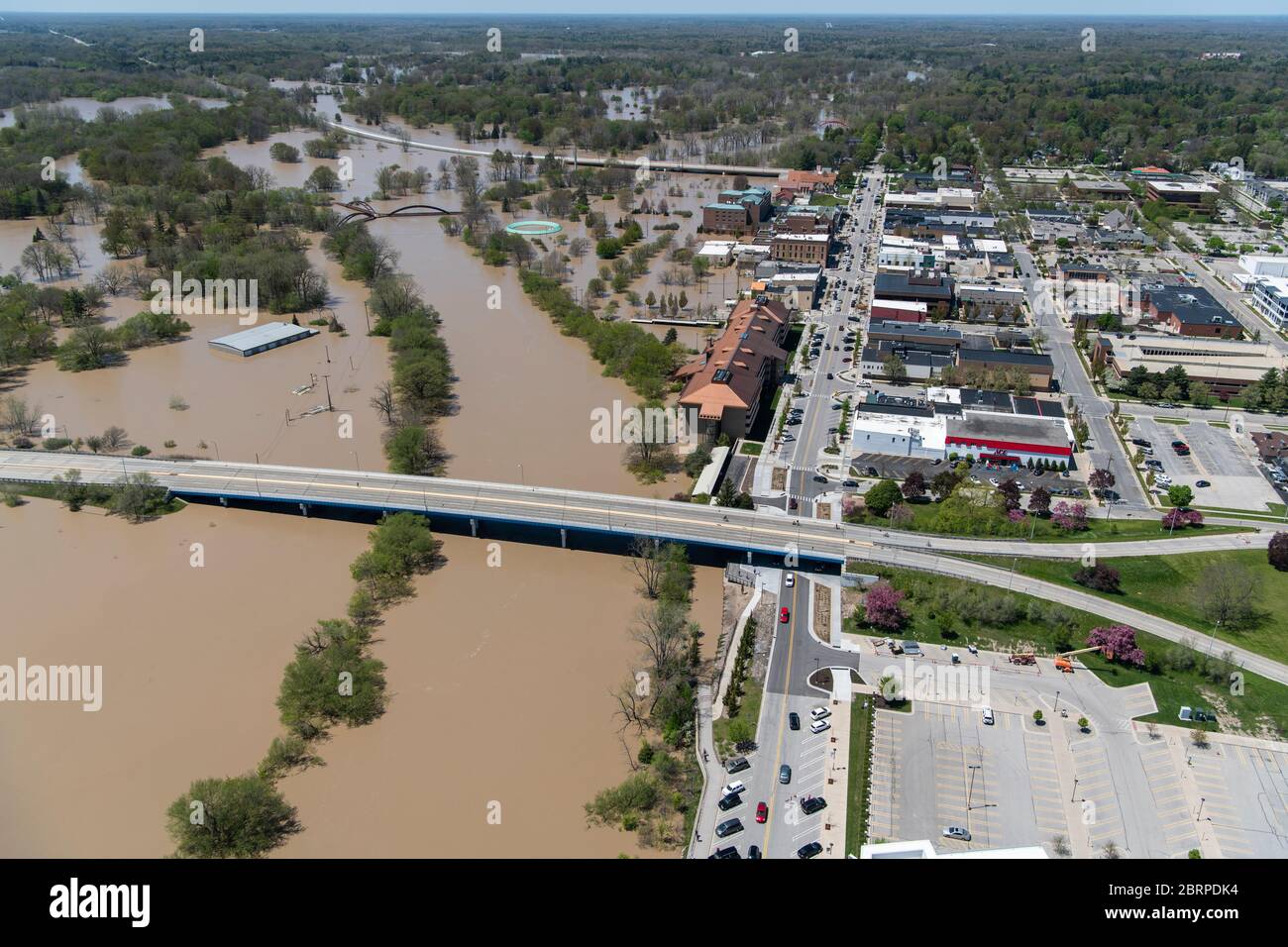 Inondation le long de la rivière Tittakawassee à Midland, au Michigan, le 20 mai 2020. Les unités de la Garde nationale du Michigan de Bay City, Saginaw, Port Huron et d'autres collectivités voisines ont répondu à une demande d'aide suite à des inondations massives dans la région de Midland résultant de la violation des barrages d'Edenville et de Sanford. La police de l'État du Michigan (MSP) a demandé aux unités de fournir une assistance pour évacuer les résidents de la région de Midland. Environ 130 soldats et plus de 40 véhicules spécialisés sont arrivés dans la région pour fournir de l'aide. La Garde nationale a commencé ses missions le mercredi 20 mai à 4 heures Banque D'Images