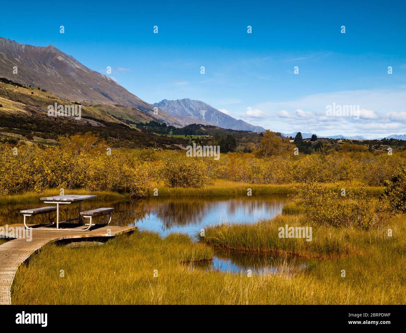 Table de pique-nique sur la promenade Glenorchy, Otago, South Island, Nouvelle-Zélande Banque D'Images