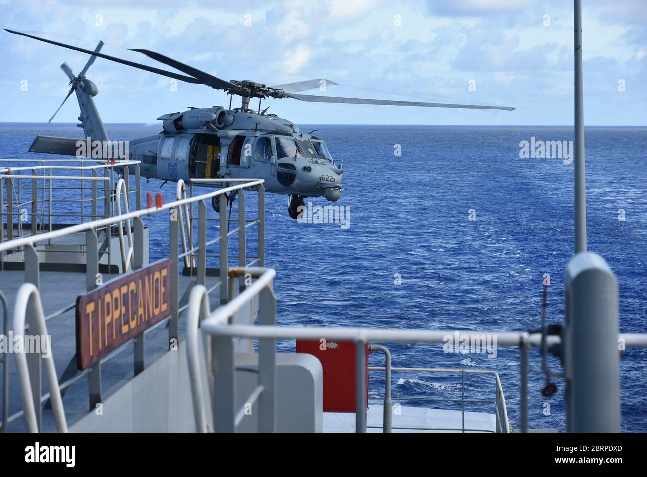 200518-N-UA460-0001 MER DES PHILIPPINES (le 18 mai 2020) - un hélicoptère MH-60S Sea Hawk affecté aux « Golden Falcons » de l'escadron de combat de la mer (HSC) 12 se soulève avec des fournitures du pont de vol du Henry J. Kaiser-Class FLOURGER USNS Tippecanoe (T-AO 199) Lors d'un réapprovisionnement en mer avec Tippecanoe et le navire amiral de la 7e flotte américaine USS Blue Ridge (LCC 19). (ÉTATS-UNIS Photo de la marine par Tom Welter) Banque D'Images
