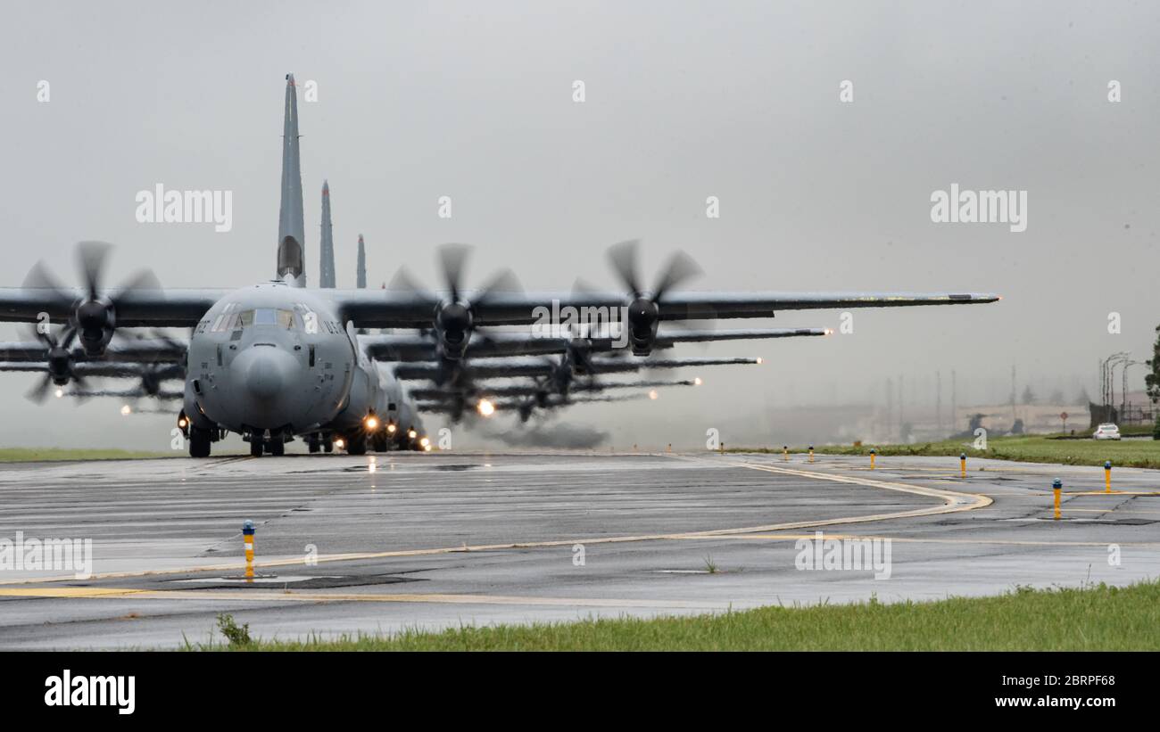 Des avions du 36e Escadron de transport aérien, du 459e Escadron de transport aérien et du 21e Escadron d'opérations spéciales traversent la base aérienne de Yokota, au Japon, en ligne de floightline pendant la partie de l'exercice d'entraînement sur les ondes de Samurai, à la promenade à dos d'éléphant, le 21 mai 2020. L’exercice a été mené afin de démontrer la capacité de l’escadre à fournir rapidement une aide humanitaire et des secours en cas de catastrophe dans la région Indo-Pacifique. (ÉTATS-UNIS Photo de la Force aérienne par le sergent d'état-major. Kyle Johnson) Banque D'Images