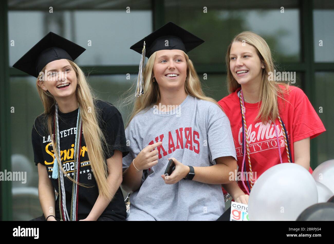 Ballwin, États-Unis. 21 mai 2020. Les aînés diplômés apprécient d'être présentés depuis l'arrière d'un pick-up lors d'une cérémonie de remise des diplômes au drive-in à l'école secondaire Lafayette à Ballwin, Missouri, le jeudi 21 mai 2020. Les 500 aînés sont hors de l'école depuis mars, incapables de participer aux cérémonies de bal, de sport et de remise des diplômes traditionnels, en raison de préoccupations liées au coronavirus. De nombreuses écoles secondaires à travers le pays obtiennent des diplômes à leurs aînés de cette façon. Photo de Bill Greenblatt/UPI crédit: UPI/Alay Live News Banque D'Images