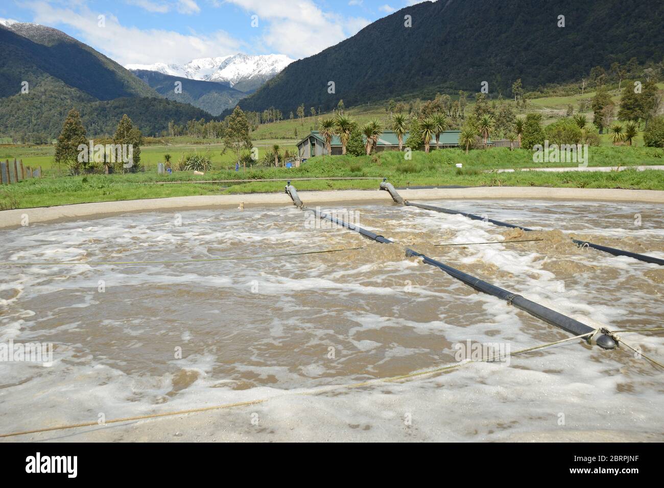 Un étang de retenue utilise l'aération pour éliminer les polluants des eaux usées industrielles Banque D'Images
