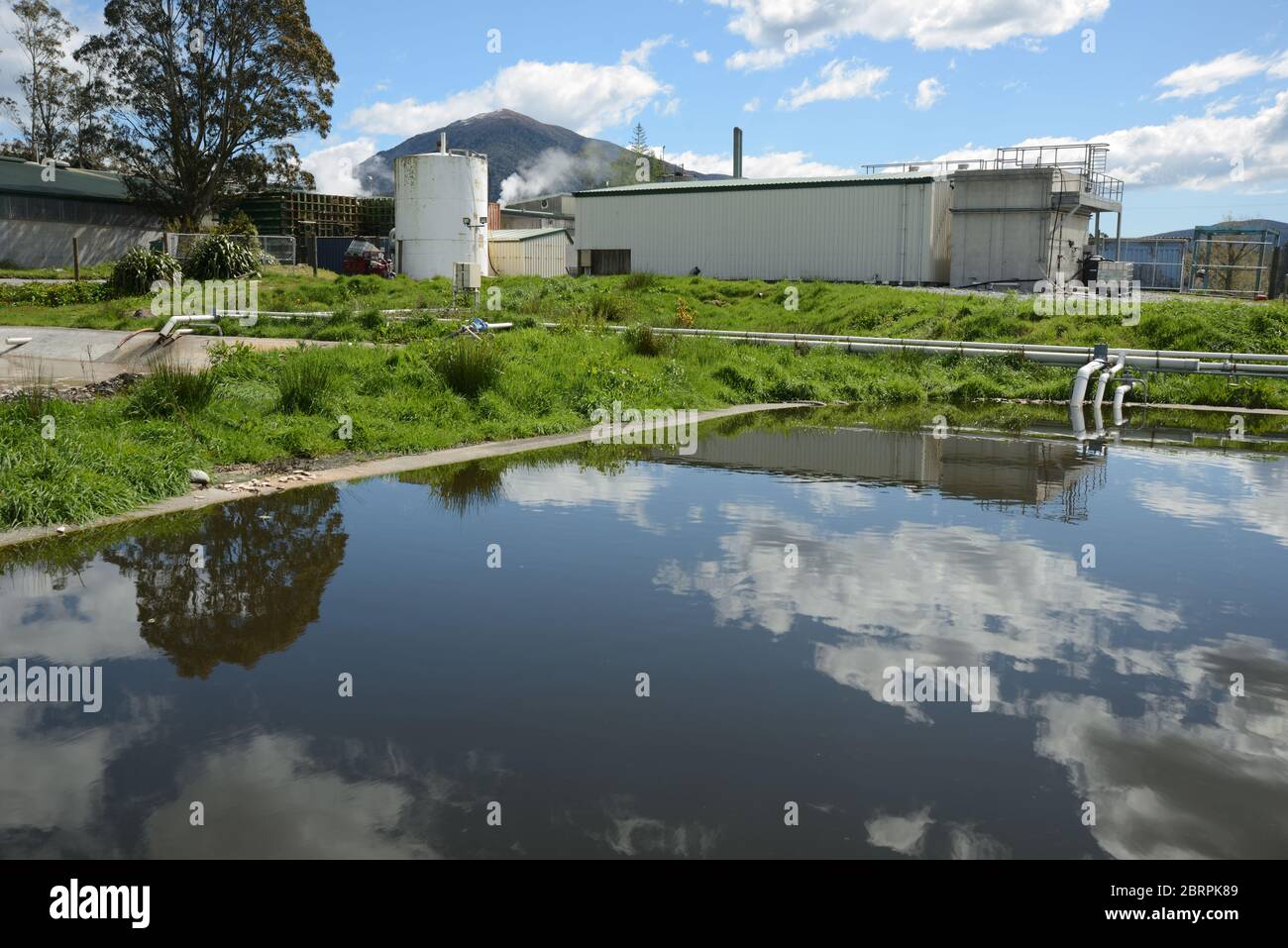 Un étang de retenue utilise l'aération pour éliminer les polluants des eaux usées industrielles Banque D'Images