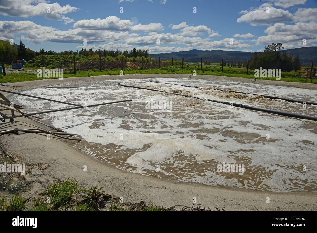 Un étang de retenue utilise l'aération pour éliminer les polluants des eaux usées industrielles Banque D'Images