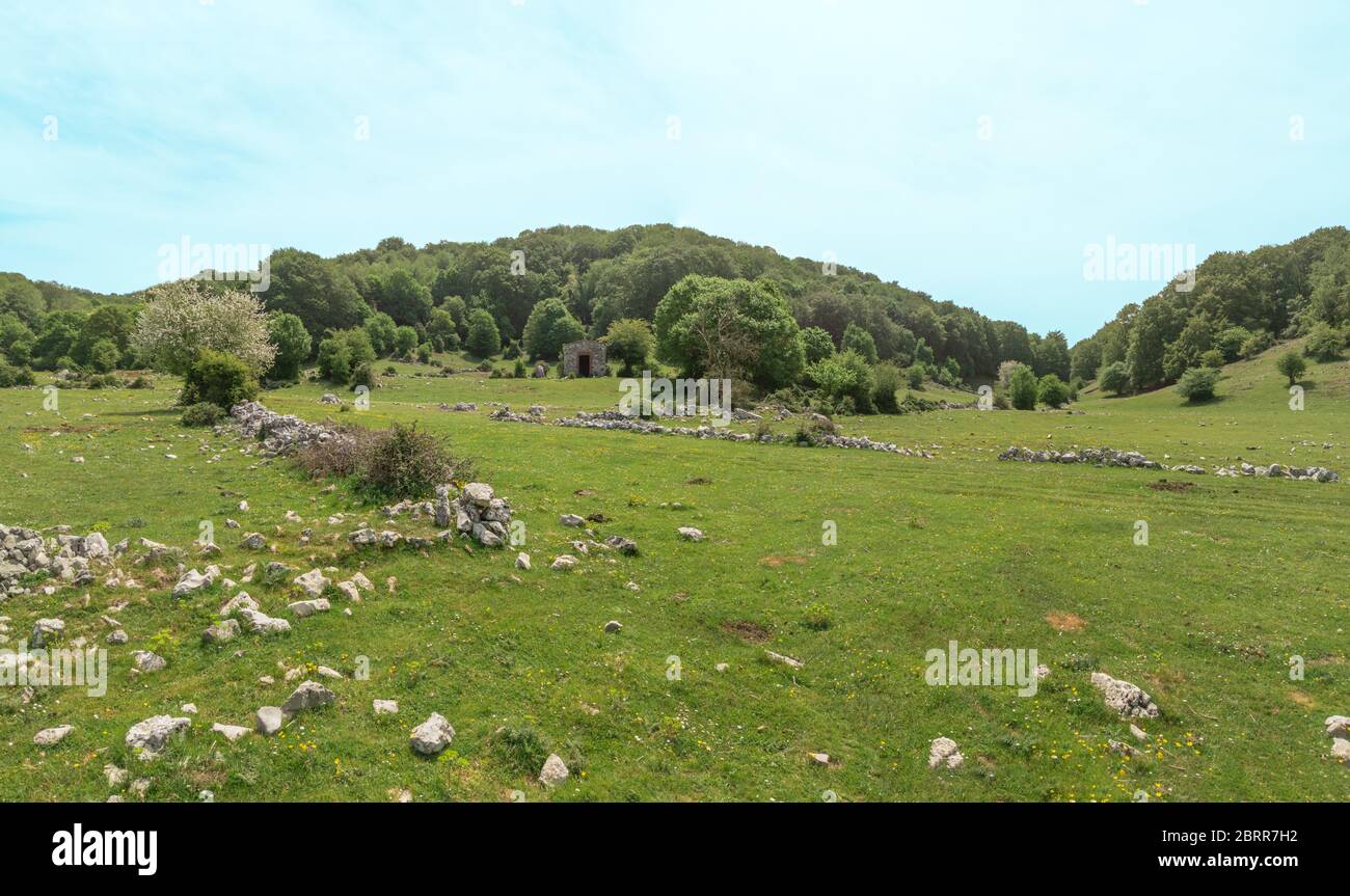 Monte Gennaro - le sommet des monts Monti Lucretili, région du Latium, centre de l'Italie; c'est le plus haut sommet visible de Rome Banque D'Images