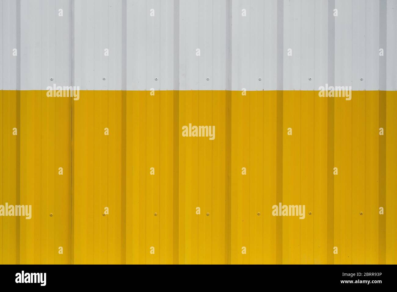 Fond de mur métallique jaune et blanc Banque D'Images