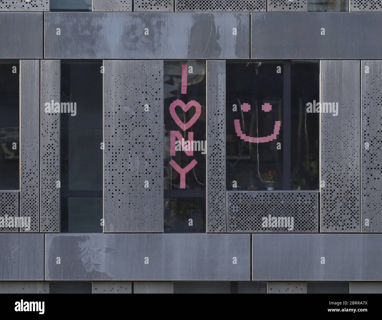 Williamsburg, États-Unis. 22 mai 2020. Un panneau « I Love New York » est accroché à une fenêtre d'appartement à New York le jeudi 21 mai 2020. Le nombre de décès par coronavirus aux États-Unis atteint maintenant 90,000 et le nombre de cas signalés dépasse 1.5 millions. Photo de John Angelillo/UPI crédit: UPI/Alay Live News Banque D'Images
