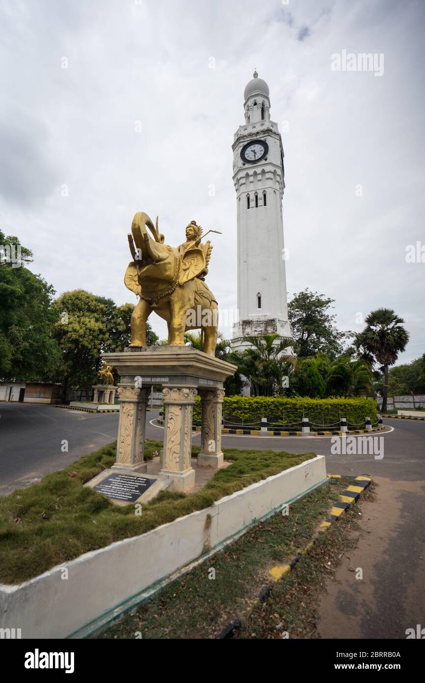 Jaffna / Sri Lanka - 15 août 2019 : photo verticale de la statue du roi Ellalan contre le ciel nuageux et la tour de l'horloge Banque D'Images