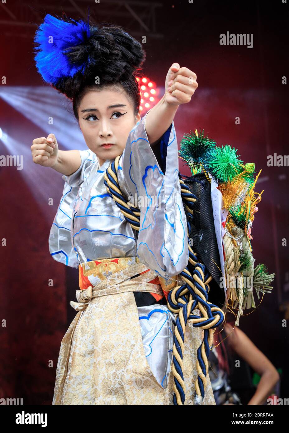 Femme japonaise au kimono au Japan Matsuri Festival avec danse traditionnelle, costumes japonais et représentations sur Trafalgar Square, Londres, Banque D'Images