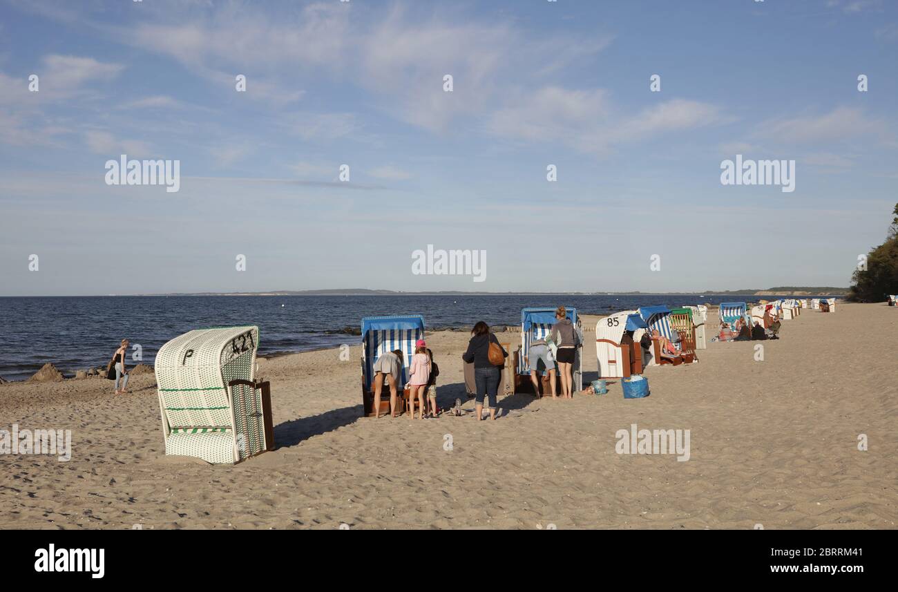 Hohwacht, Allemagne. 21 mai 2020. Firo: 21.05.2020 Mer Baltique, Corona virus, Schleswig-Holstein les plages sont de nouveau ouvertes pour les touristes de jour et les invités de vacances, les hôtels reçoivent de nouveau les invités. Plage, chaise de plage vacances malgré le virus corona sur la mer du Nord et la mer Baltique - le mvºssen vacances avis depuis le 18 mai 2020 | utilisation dans le monde crédit: dpa/Alay Live News Banque D'Images