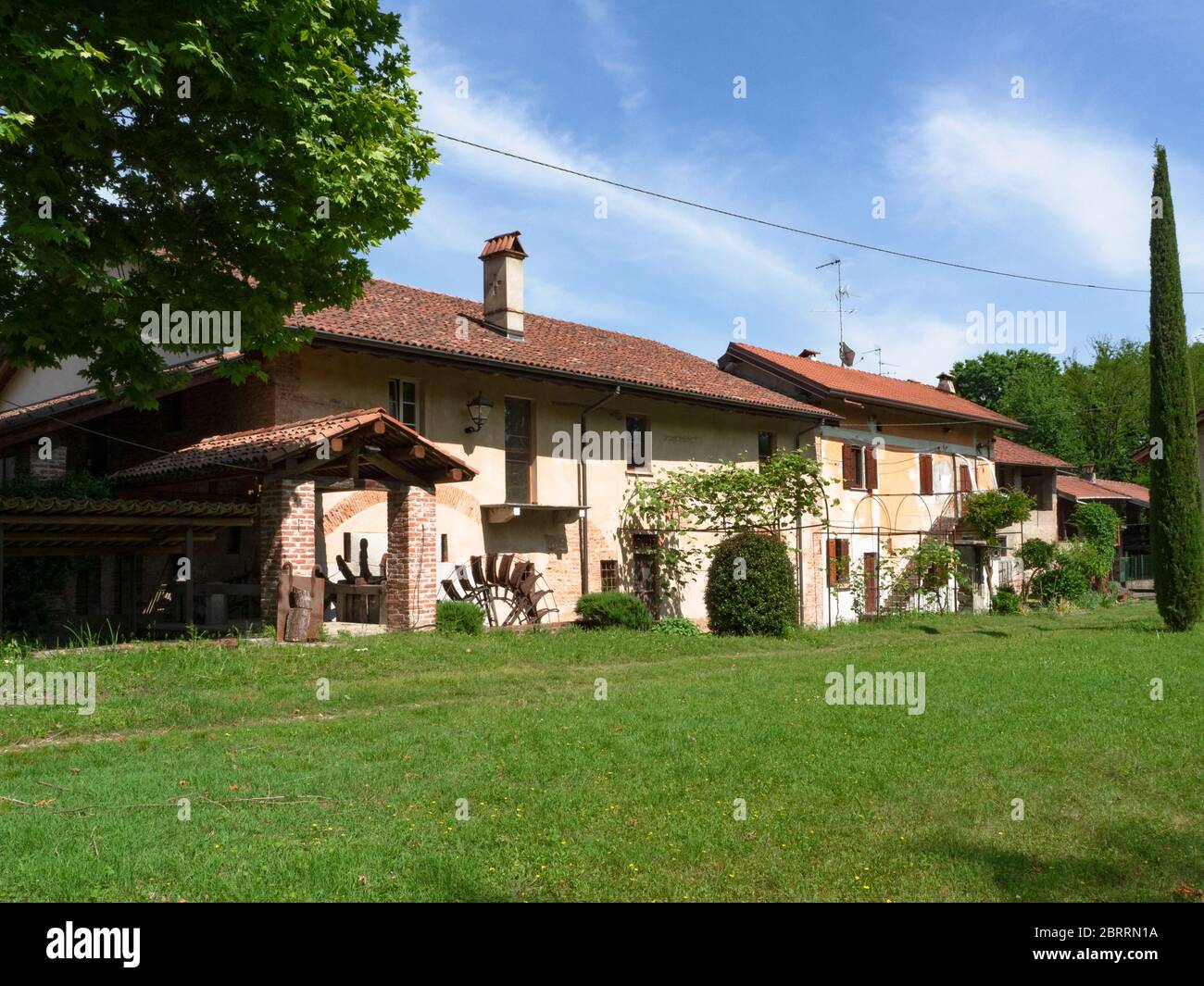 ancienne ferme avec moulin restauré avec une grande pelouse en face Banque D'Images