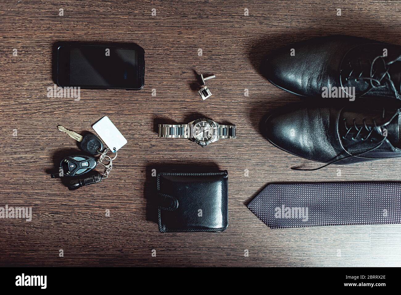 Accessoires le jour du mariage de la groom. Portefeuille montre boutons de manchette cravate chaussures téléphone portable clés de voiture Banque D'Images