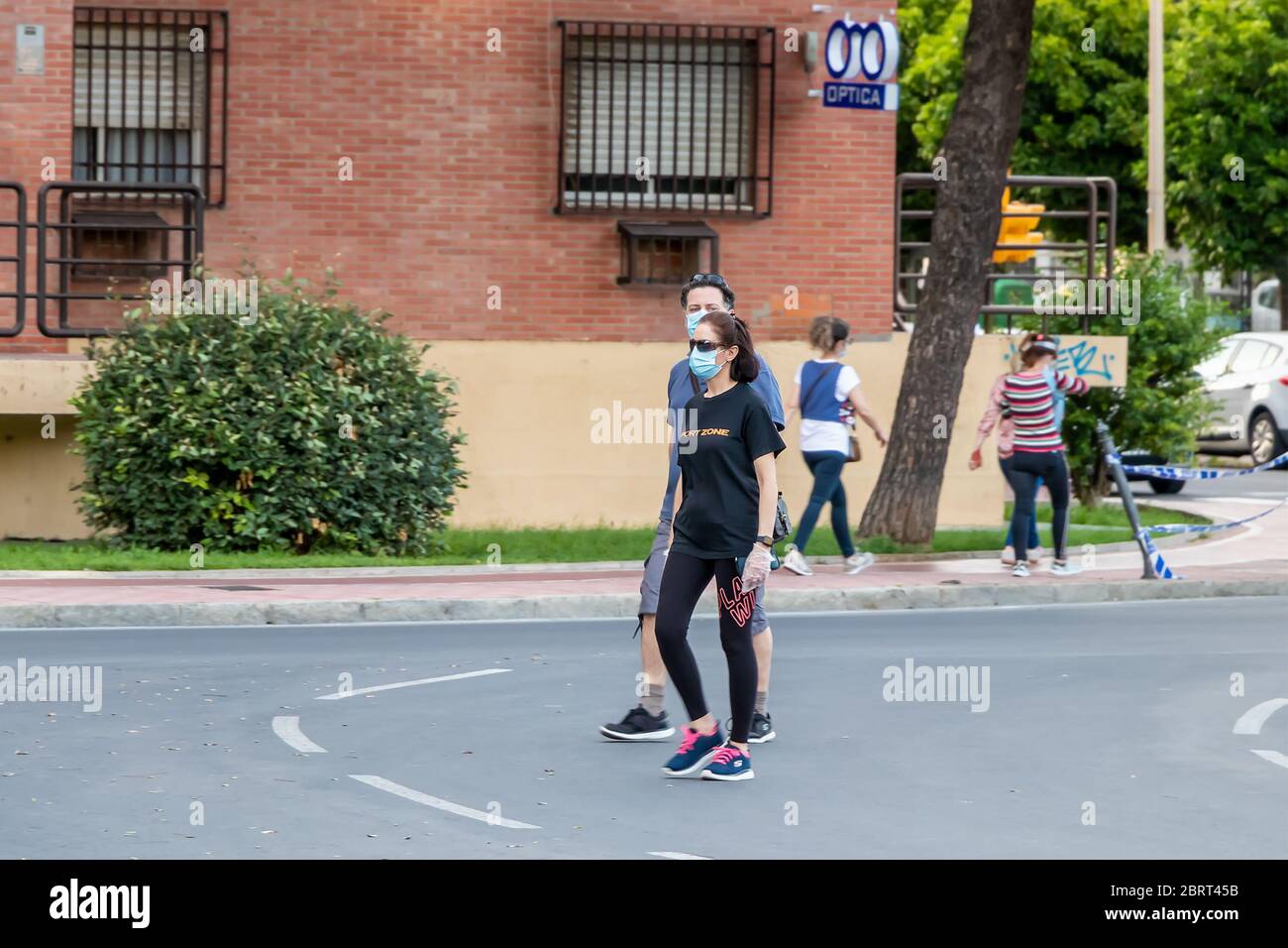 Huelva, Espagne - 5 mai 2020: Femme qui va marcher avec des masques de protection ou médicaux pendant l'état d'alarme et de quarantaine en Espagne. Banque D'Images