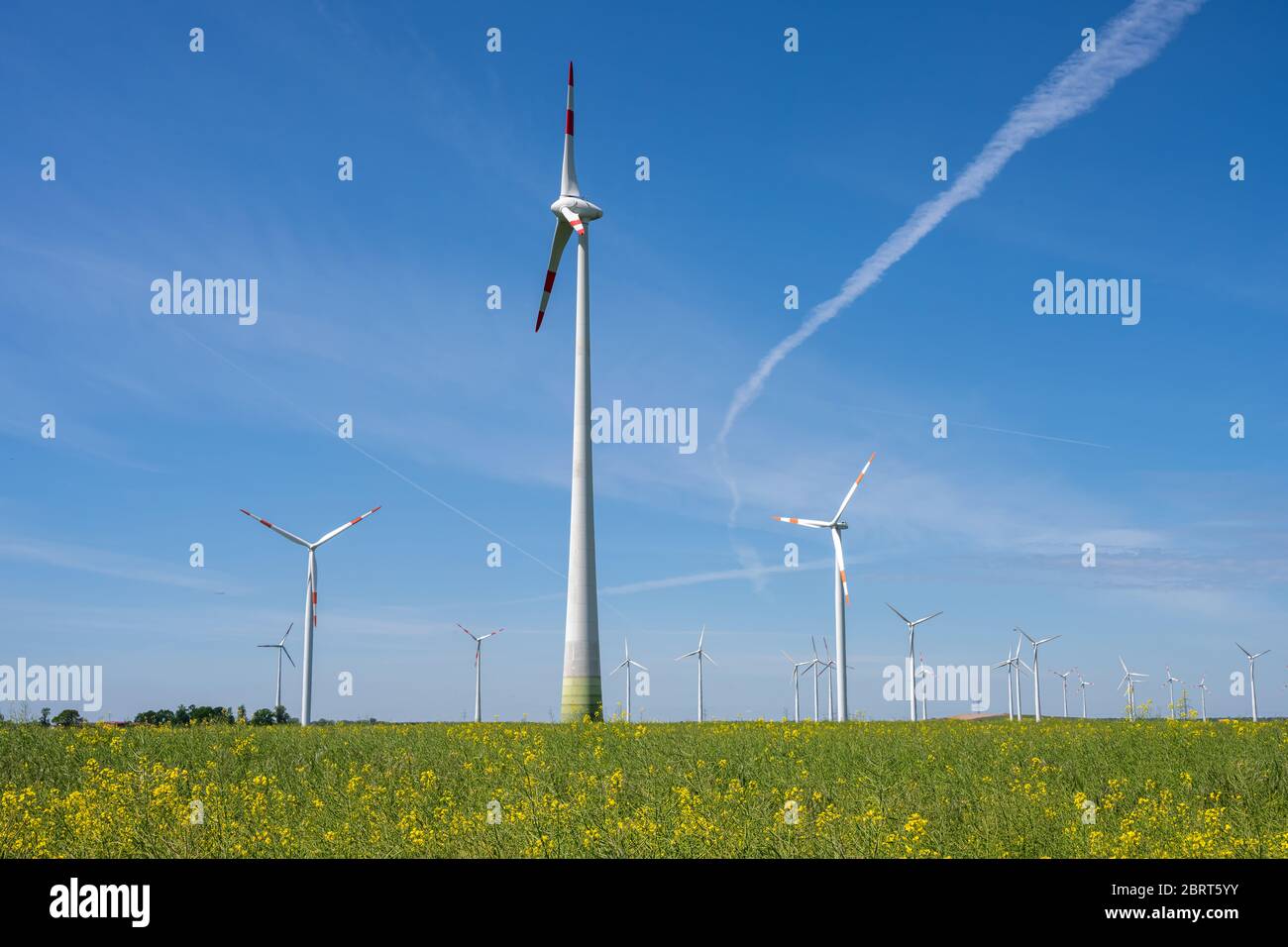 Générateurs d'énergie éolienne dans un champ agricole vu en Allemagne Banque D'Images