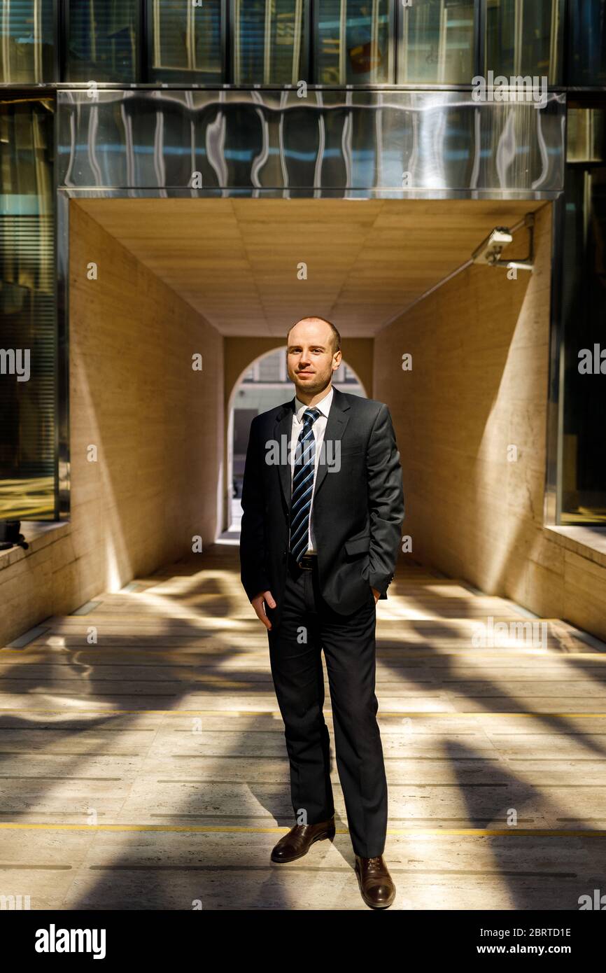 portrait d'un jeune homme d'affaires confiant debout à l'extérieur Banque D'Images