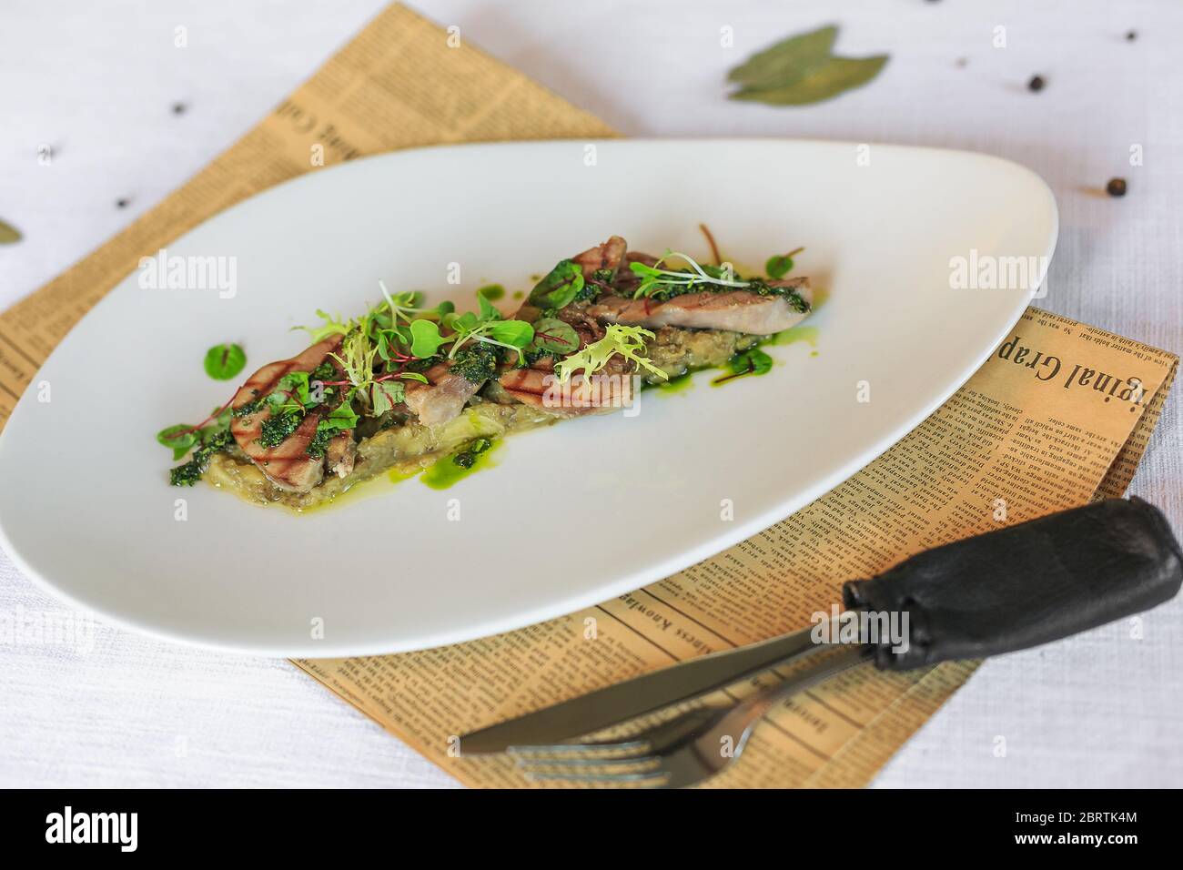 Steak grillé délicieux bœuf sur une assiette blanche sur un menu léger Banque D'Images