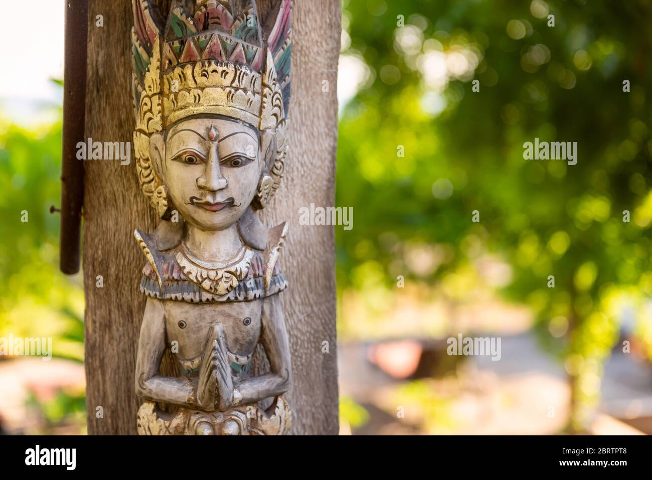 Sculpture traditionnelle en bois de dieu balinais. Extérieur intérieur de  style asiatique. Intérieur d'un hôtel de luxe 5 étoiles. Bali, Indonésie  Photo Stock - Alamy