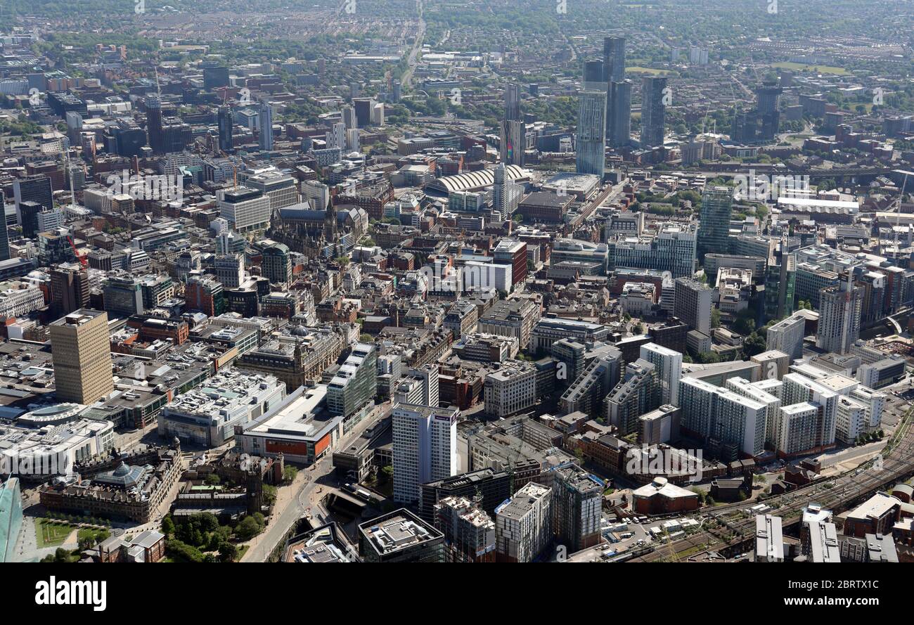 Vue aérienne du centre-ville de Manchester en descendant vers le sud sur la longueur de Deansgate Banque D'Images